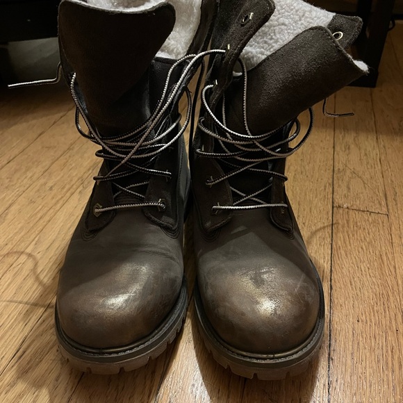 Unique Timberland boots. Size 8.5. Gray with distressed gold toe. Sueded sides - Picture 4 of 12